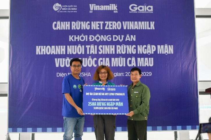 Đẩy mạnh dự án &quot;Cánh rừng Net Zero&quot;, Vinamilk khoanh nuôi tái sinh 25ha rừng ngập mặn Cà Mau - Ảnh 1.