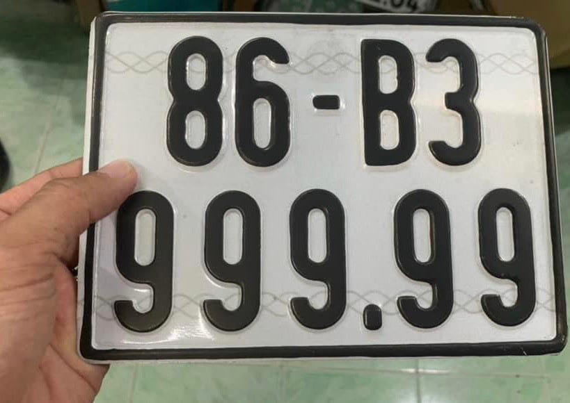 Người phụ nữ vui mừng khi bấm được biển số siêu đẹp ngũ quý 999.99 cho chiếc Vision - Ảnh 1.
