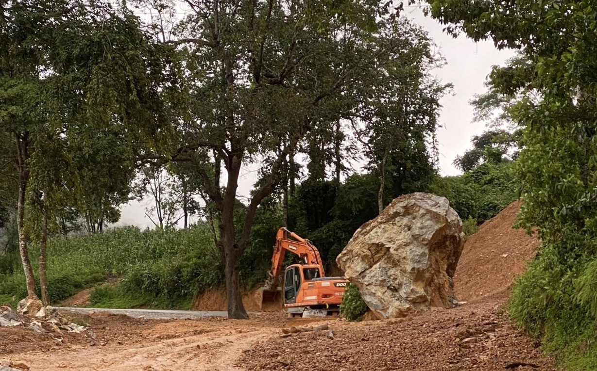 Khẩn trương khắc phục sạt lở trên tuyến giao thông huyết mạch Điện Biên Phủ - Tây Trang - Ảnh 1. Khẩn trương khắc phục sạt lở trên tuyến giao thông huyết mạch Điện Biên Phủ - Tây Trang - Ảnh 1.