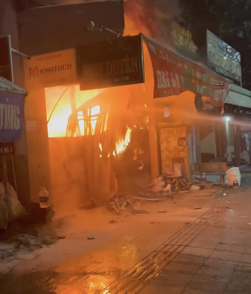 Cháy lớn shop quần áo ở Tây Ninh, 1 người tử vong, 4 người bị thương - Ảnh 1.