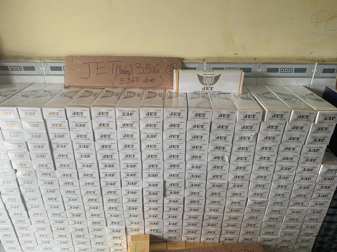 Triệt xóa điểm mua bán thuốc lá lậu &quot;khủng&quot;, thu giữ hơn 15.00 bao thuốc lá - Ảnh 2.