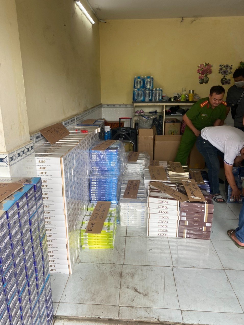 Triệt xóa điểm mua bán thuốc lá lậu &quot;khủng&quot;, thu giữ hơn 15.00 bao thuốc lá - Ảnh 1.