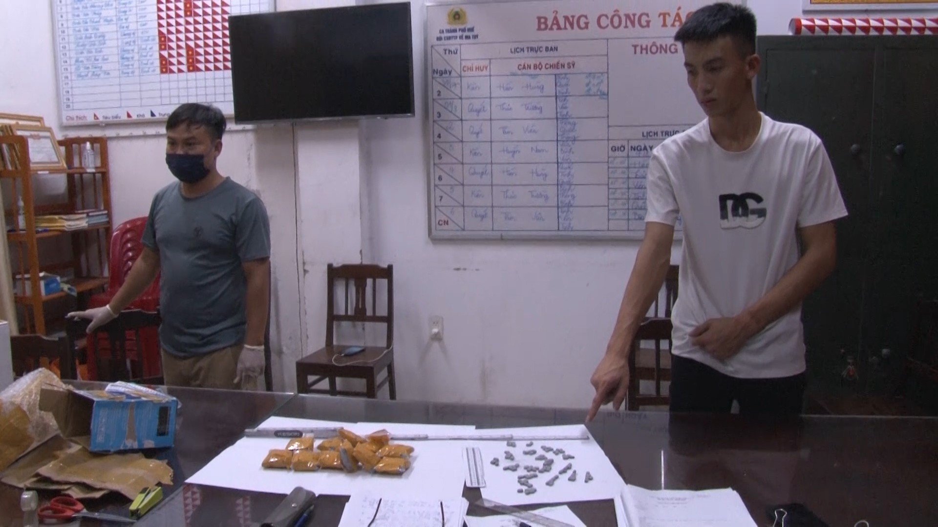 Huế: Bắt giữ nam thanh niên 19 tuổi vận chuyển gần 1.200 viên ma túy  - Ảnh 1.