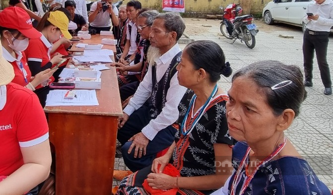 Đồng bào Cơ Tu Đà Nẵng được tặng điện thoại thông minh lướt web giải trí, học hỏi làm giàu - Ảnh 2.