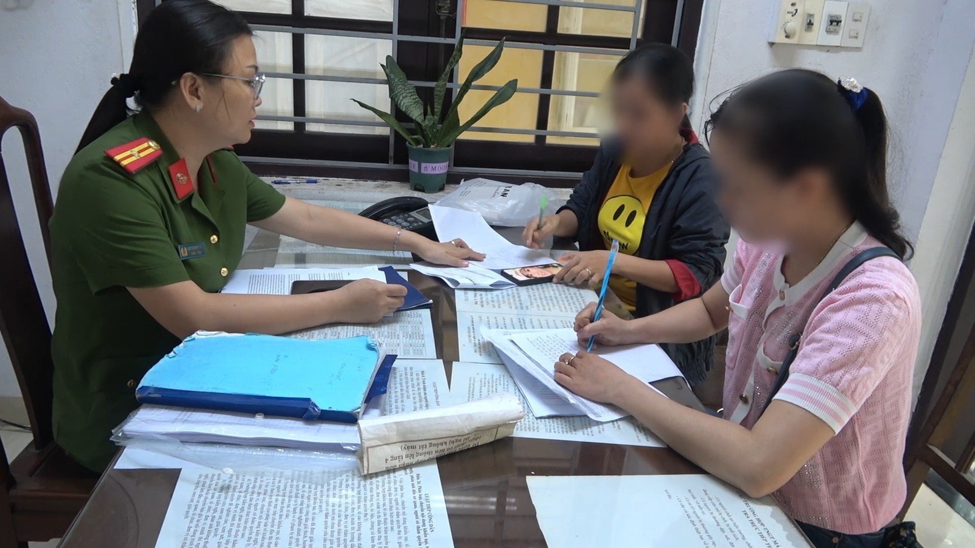Nhiều người dân bị kẻ giả danh công an gọi điện de dọa, lừa đảo chiếm đoạt hàng trăm triệu đồng   - Ảnh 1.