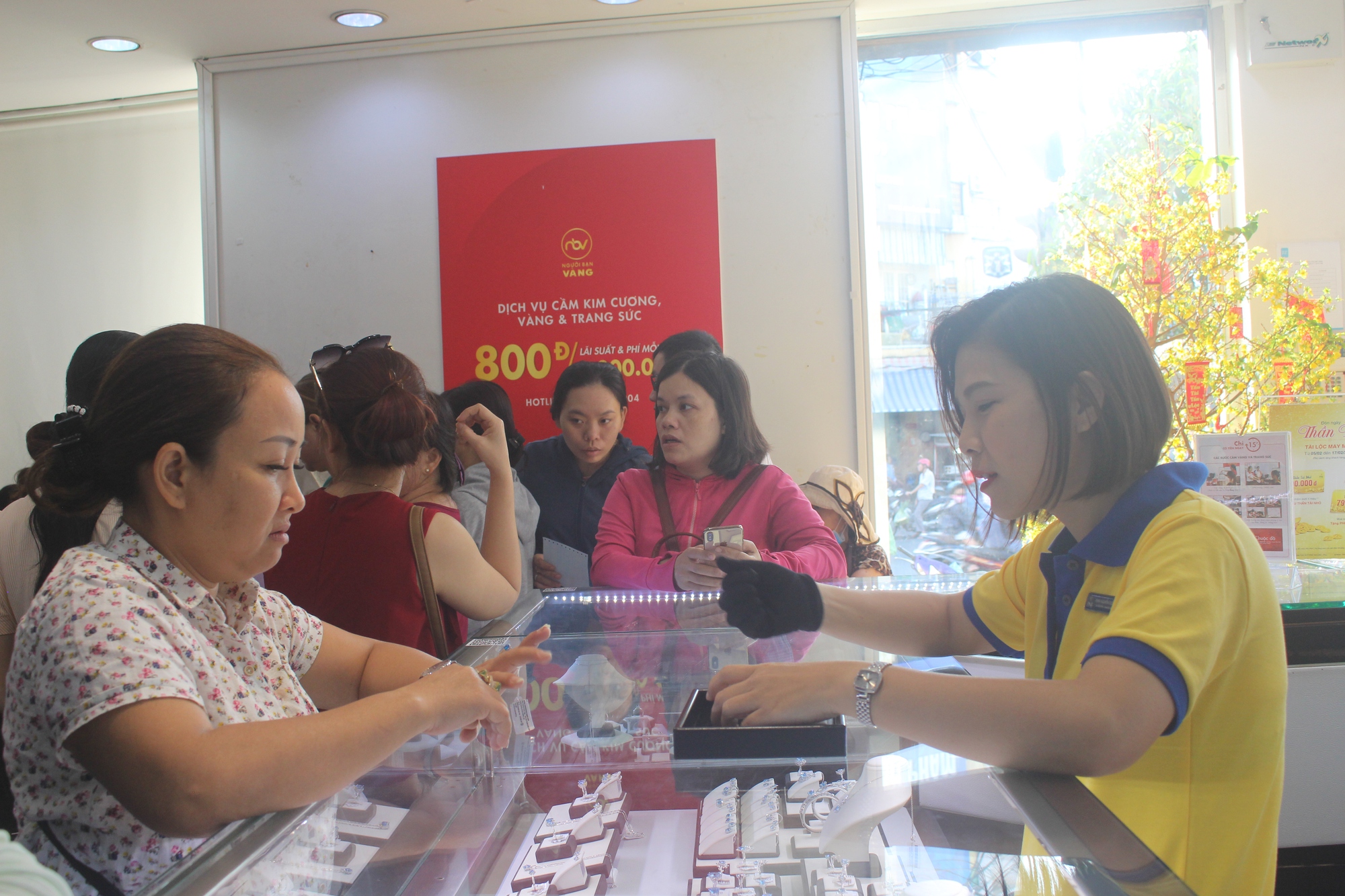 Lãi tháng 8 của PNJ rơi xuống mức thấp nhất tính từ năm 2022, chỉ đạt 76 tỷ đồng - Ảnh 1.