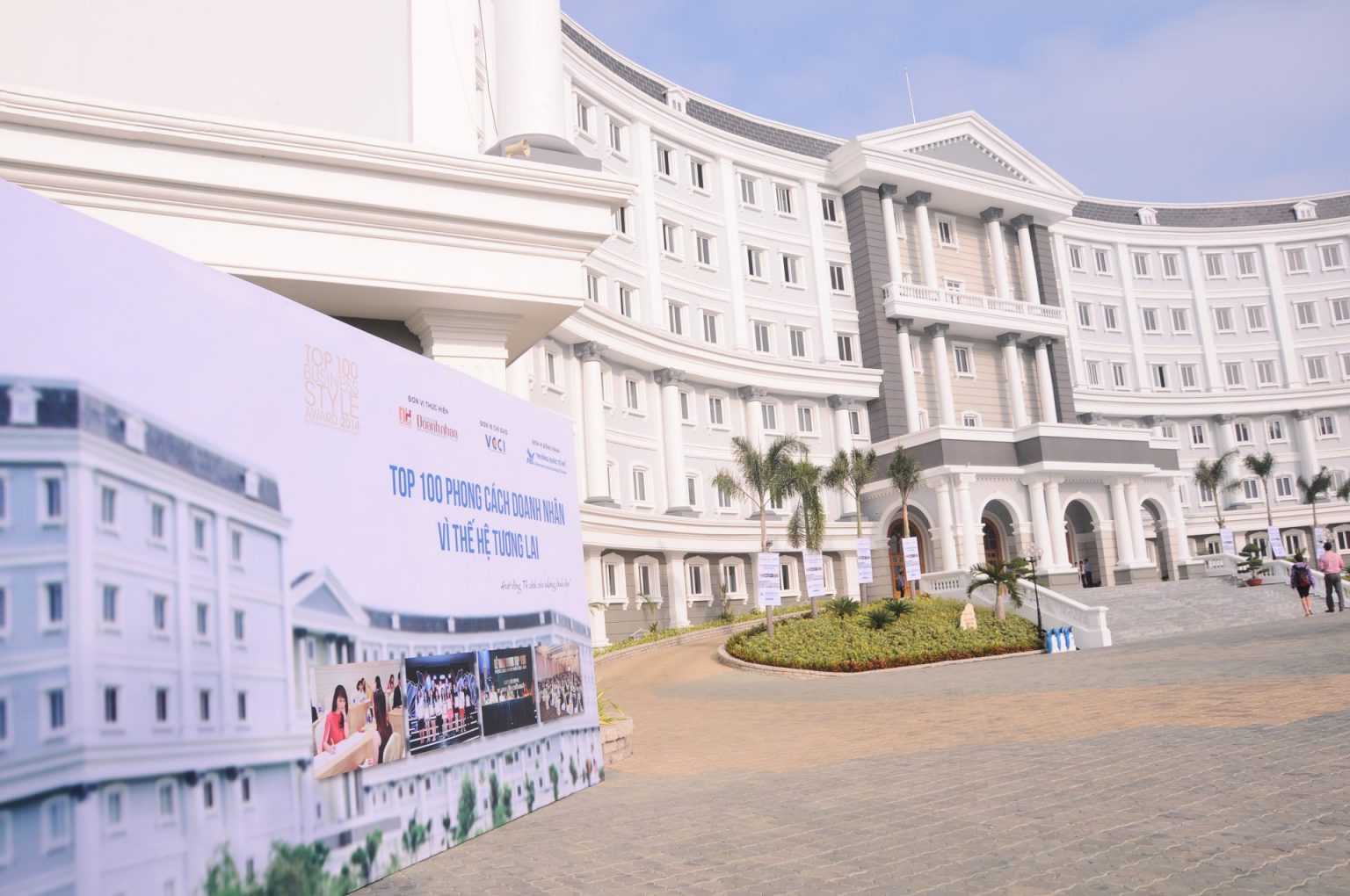 Phụ huynh đến trường quốc tế ở TP.HCM căng băng rôn đòi tiền, lộ cách huy động vốn lạ từ &quot;đổi&quot; học phí - Ảnh 4.