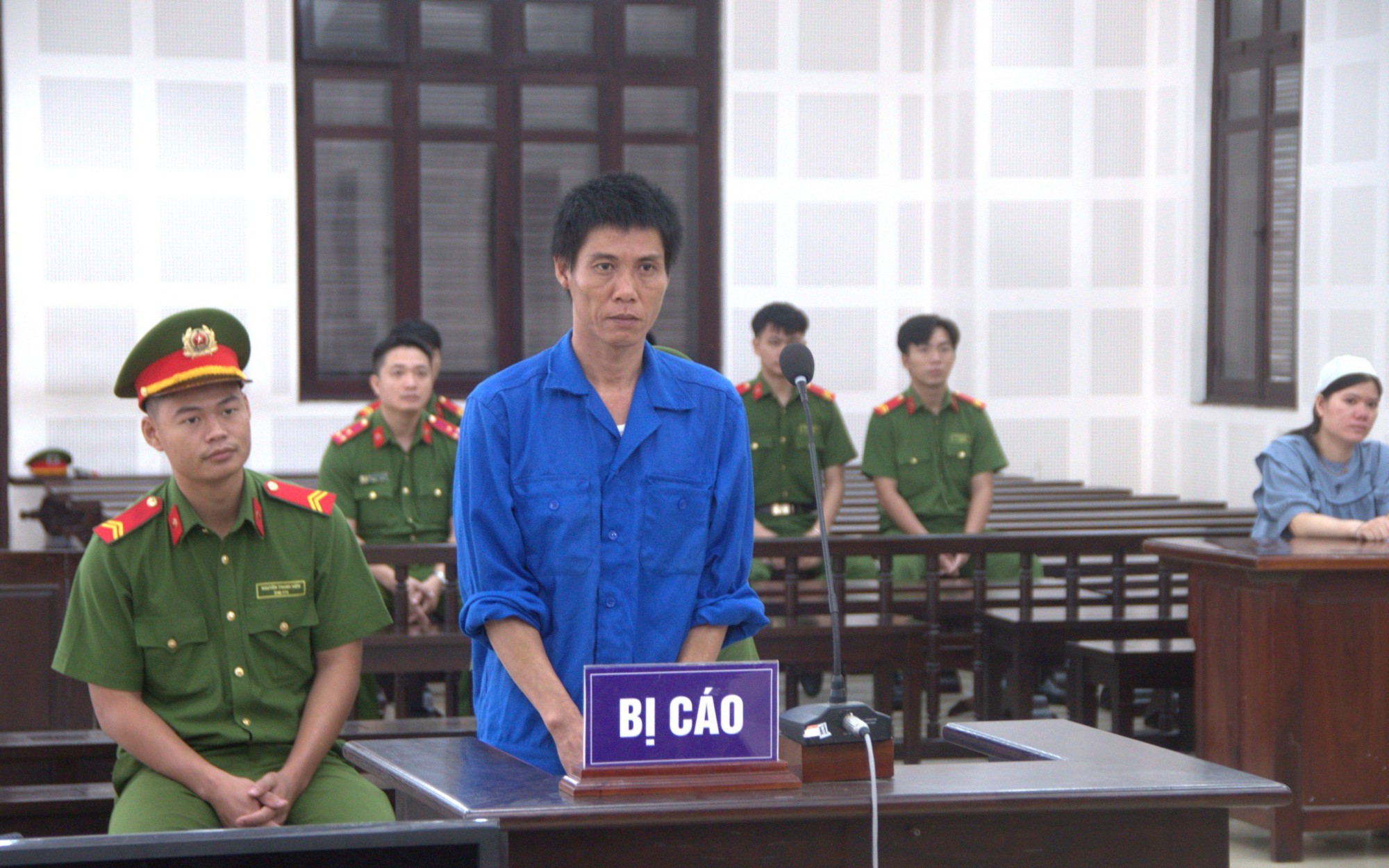 Mang dao đi nhắc nhở tắt karaoke, gã đàn ông đâm chết người tại chỗ - Ảnh 1.