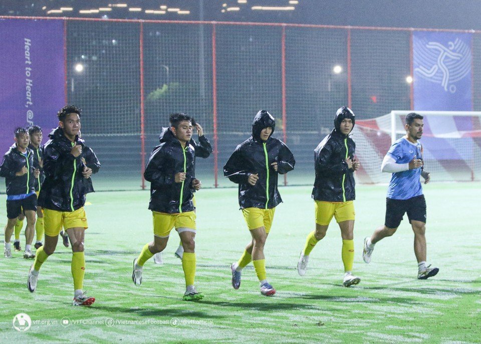 Olympic Việt Nam đội mưa, rèn miếng đánh quyết đấu Olympic Ả Rập Xê Út - Ảnh 1.