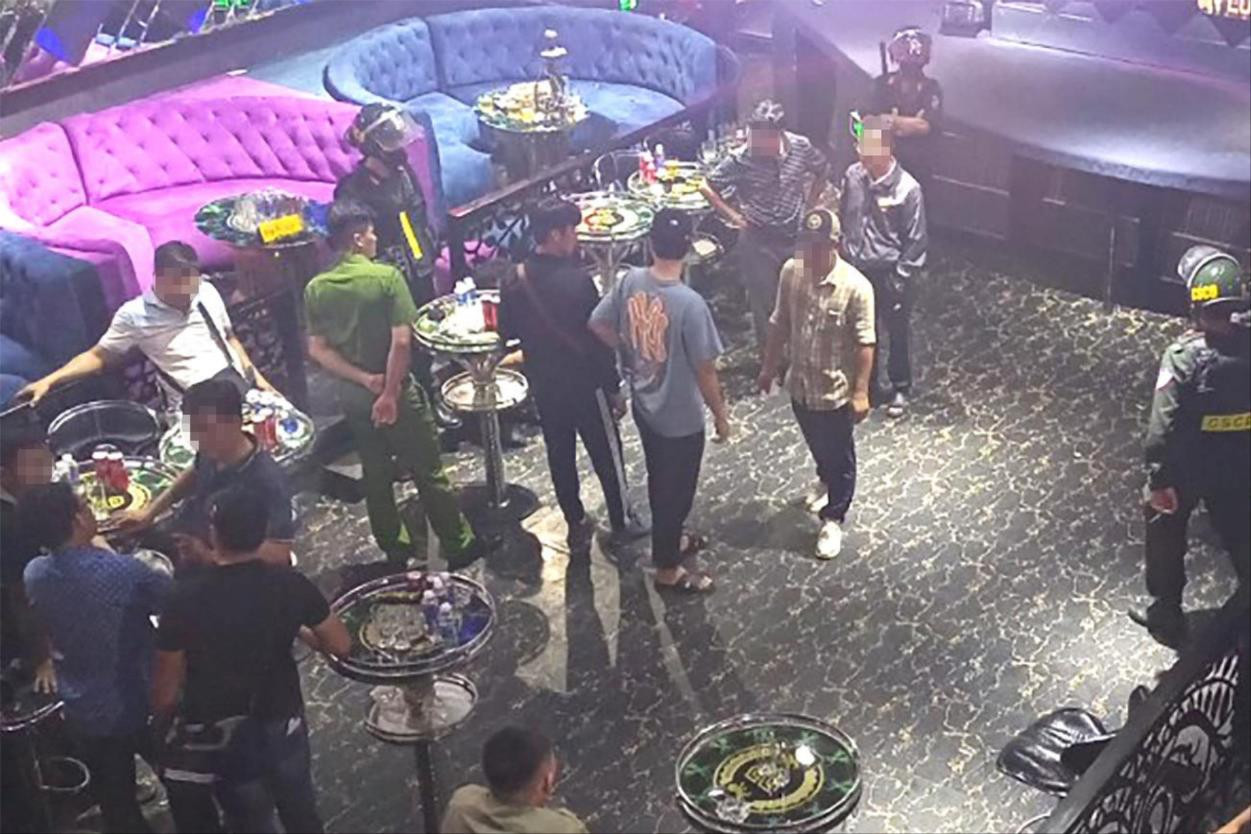 'Hotgirl' giấu ma túy trong người bị cảnh sát bắt quả tang khi kiểm tra tụ điểm ăn chơi Boom Boo Club - Ảnh 1.