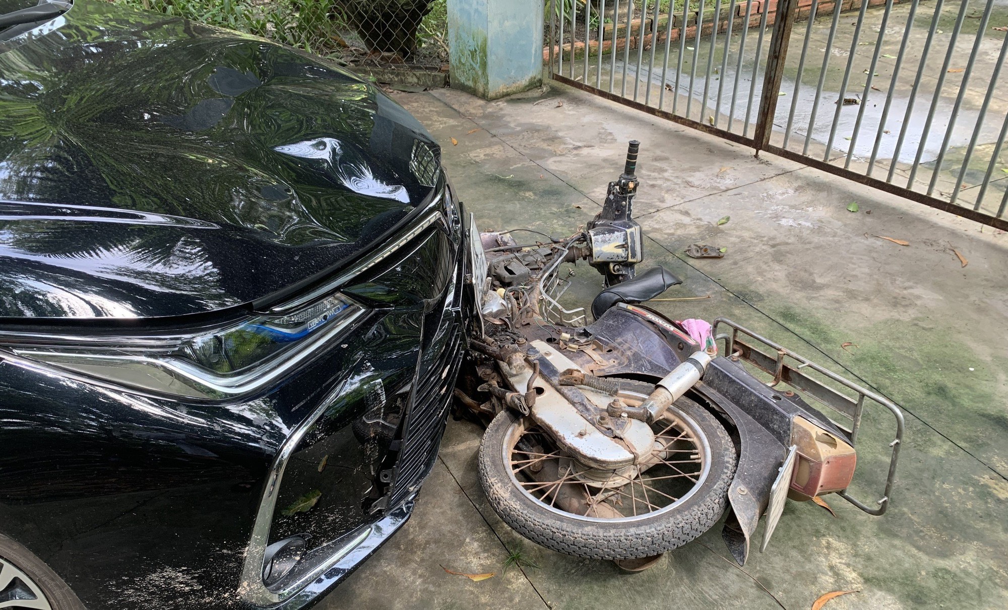 Xác định được nữ tài xế lái ô tô kéo lê xe máy hơn 2km về đến cổng nhà mới chịu dừng lại - Ảnh 1.