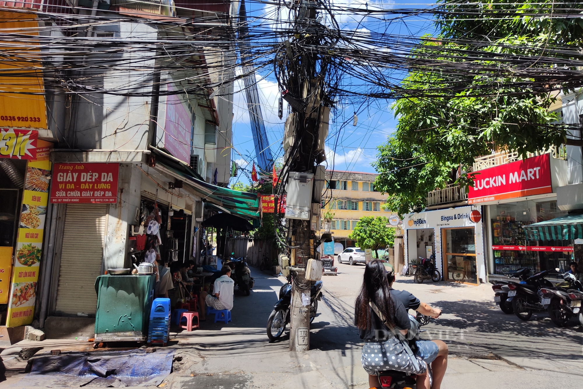 Những cây cột điện đứng giữa đường Triều Khúc, Điện lực Thanh Trì nói gì? - Ảnh 1.