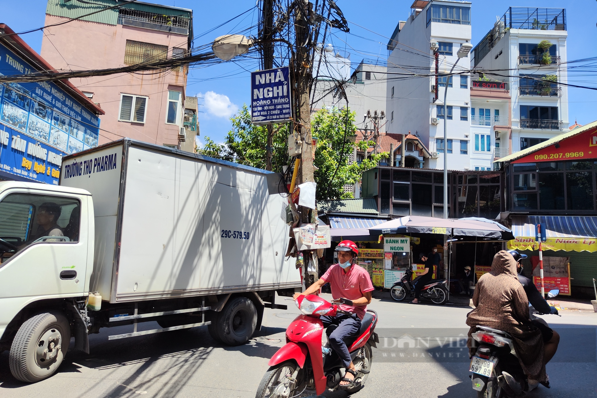 Những cây cột điện đứng giữa đường Triều Khúc, Điện lực Thanh Trì nói gì? - Ảnh 3.