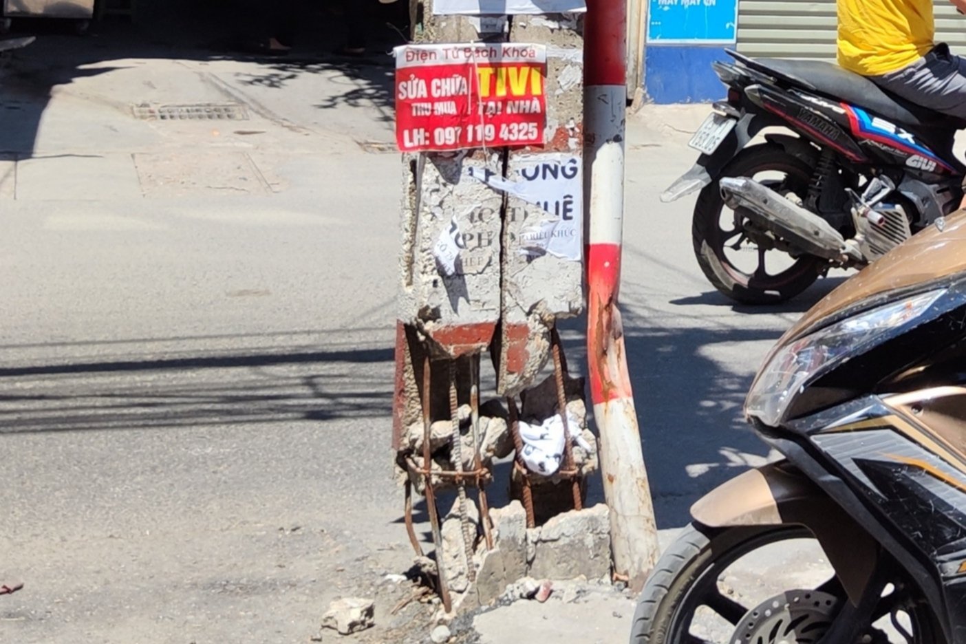 Những cây cột điện đứng giữa đường Triều Khúc, Điện lực Thanh Trì nói gì? - Ảnh 2.