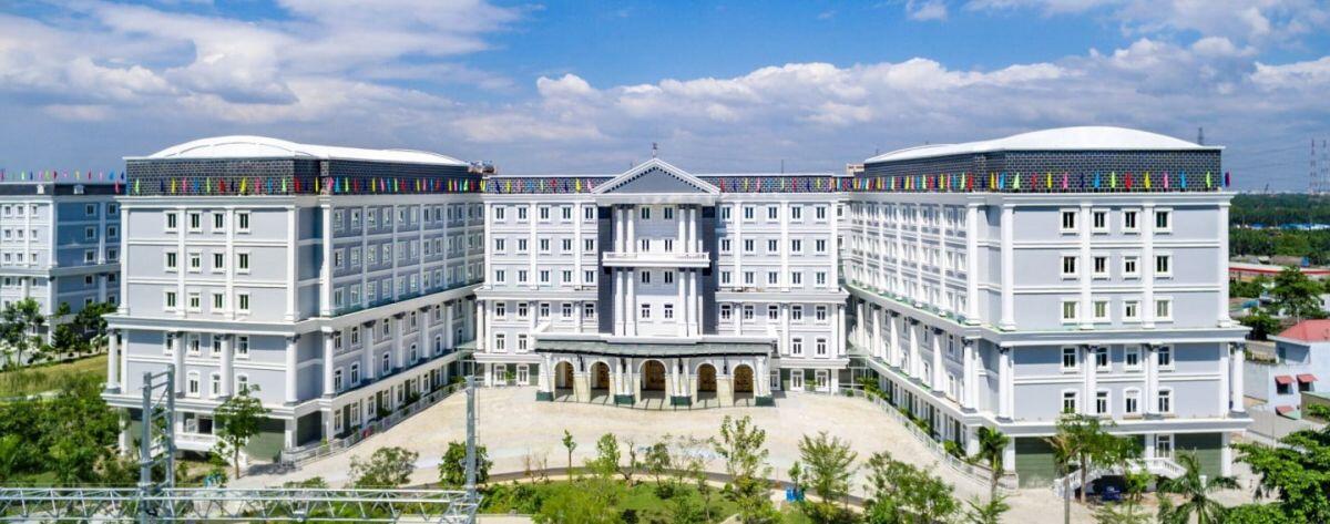 Cổ đông sáng lập của Trường Quốc tế Mỹ từng bị &quot;cấm xuất cảnh&quot;, bị buộc thi hành án trăm tỷ - Ảnh 1.