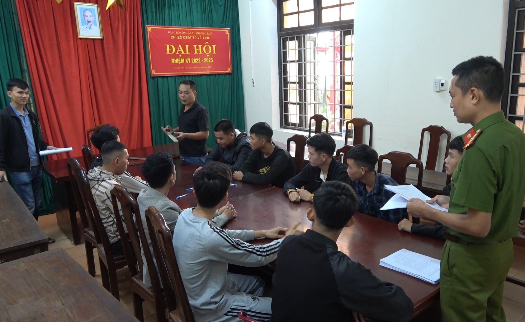 Huế: Nhóm côn đồ ngông cuồng chém người tới tấp trong đêm lãnh án tù  - Ảnh 2.