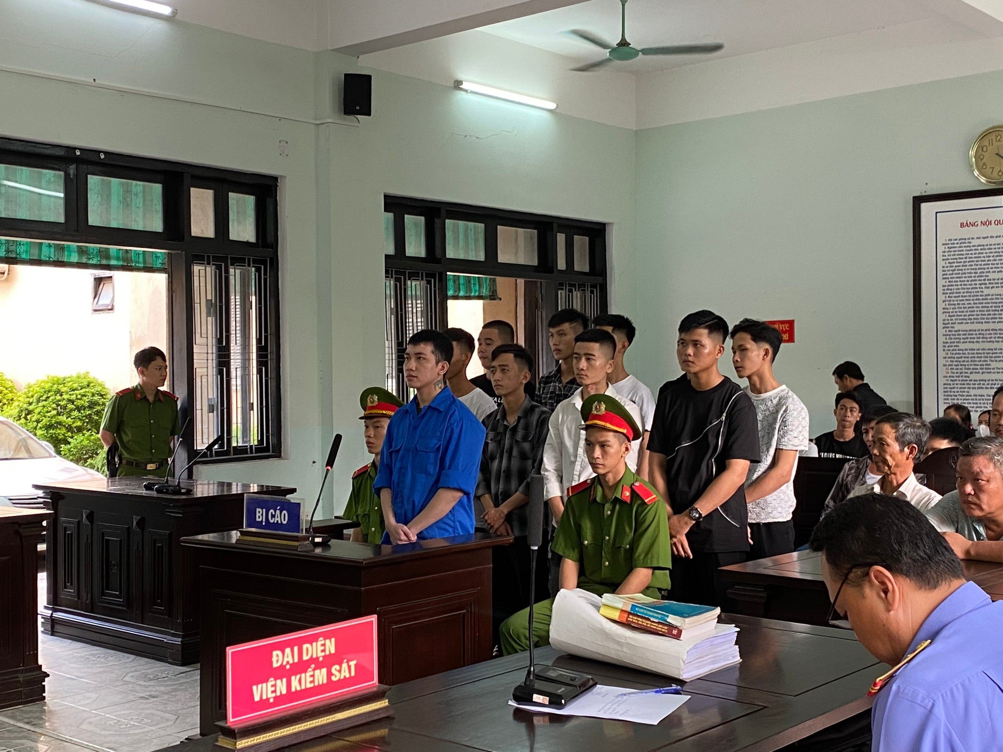 Huế: Nhóm côn đồ ngông cuồng chém người tới tấp trong đêm lãnh án tù  - Ảnh 1.