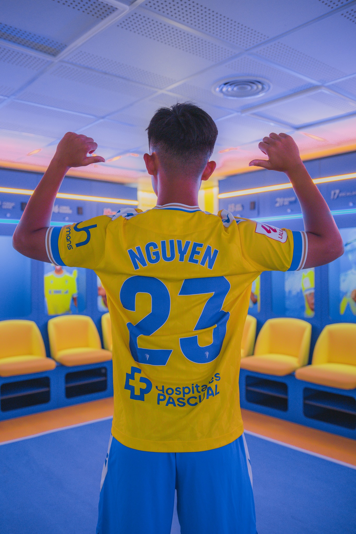 Hoàng Vĩnh Nguyên ghi 4 bàn trong ngày ra mắt Cadiz CF - Ảnh 1.