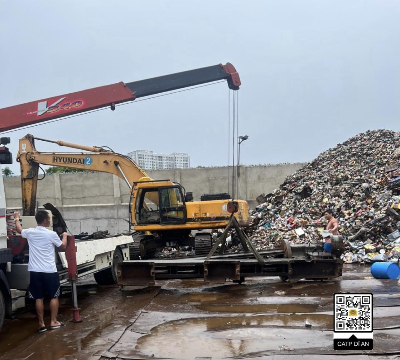 2 thanh niên thuê xe cẩu trộm phế liệu tại khu tái định cư Đại học Quốc gia TP.HCM - Ảnh 2.