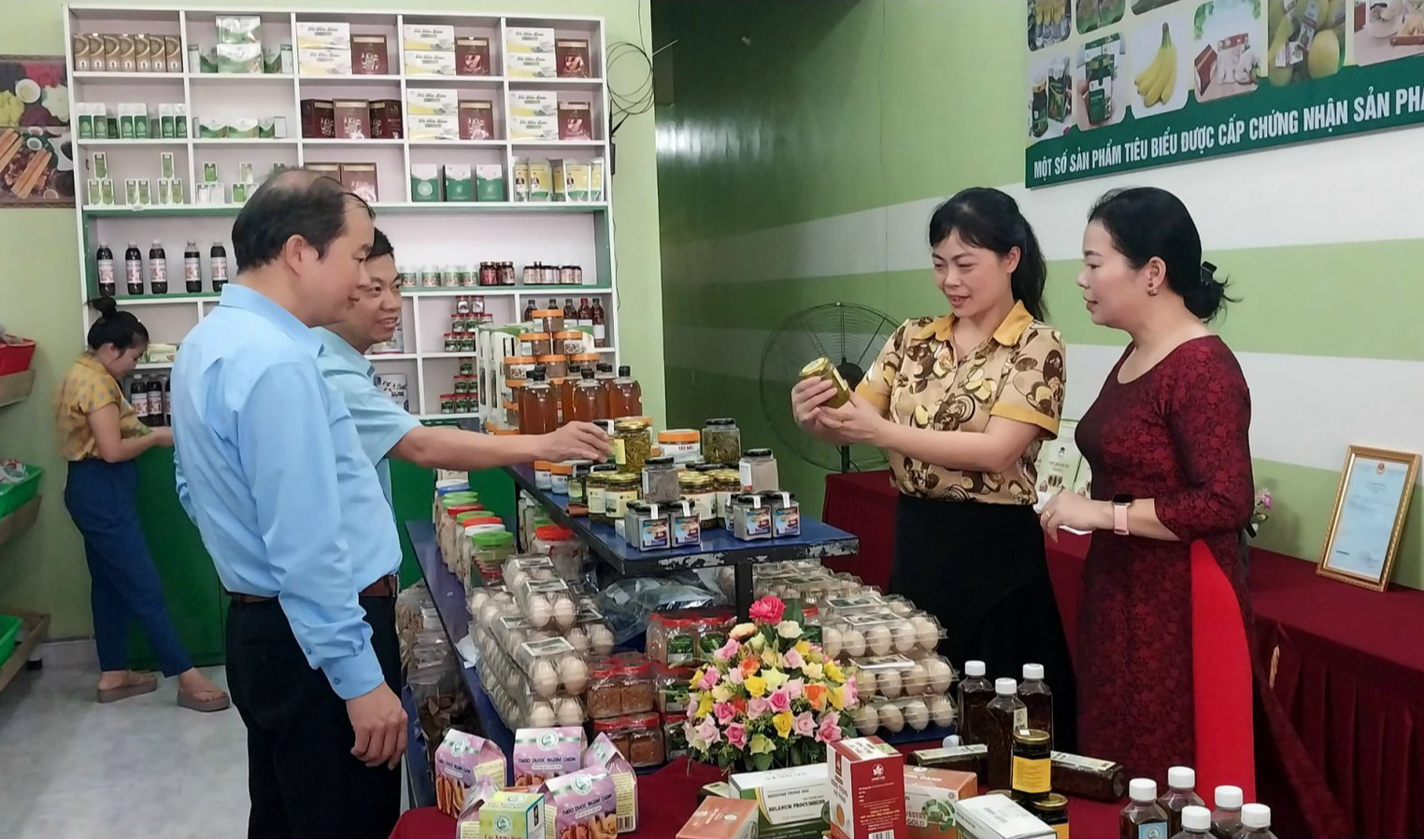 Đà Bắc nâng cao chất lượng các sản phẩm OCOP - Ảnh 2. Đà Bắc nâng cao chất lượng các sản phẩm OCOP - Ảnh 2.