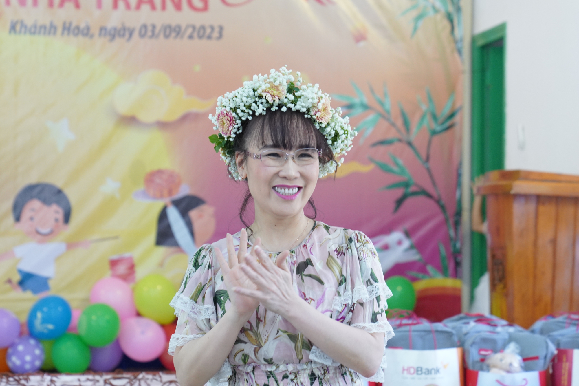 Nữ tỷ phú Nguyễn Thị Phương Thảo bất ngờ thăm các em nhỏ tại Làng SOS - Ảnh 1.