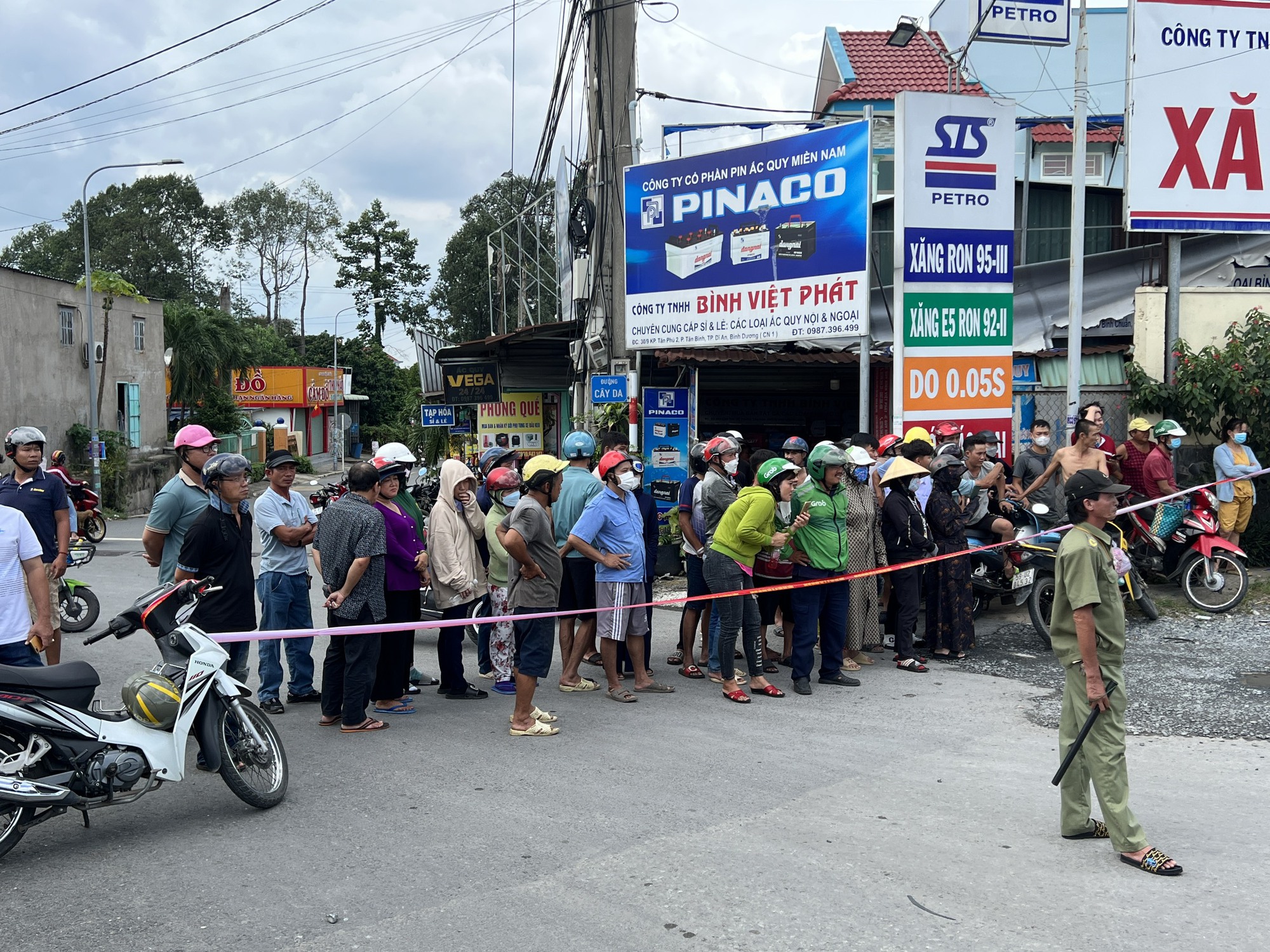 Nữ sinh lớp 8 bị xe đầu kéo cán tử vong trên đường đến trường, thi thể kẹt dưới bánh xe - Ảnh 1.