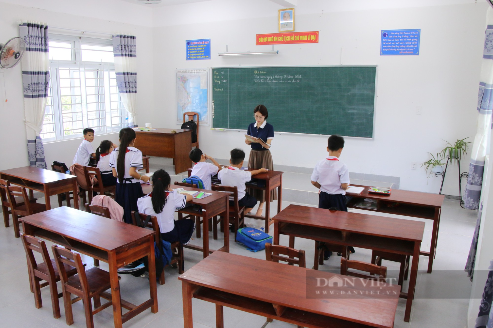 Bên trong lớp học trống hơn 50 ghế vì phụ huynh phản đối sáp nhập trường - Ảnh 9.