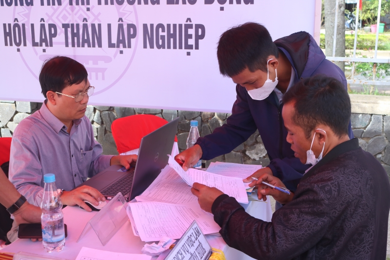 TT- Huế: Loạt doanh nghiệp đến huyện nghèo A Lưới tuyển dụng hàng nghìn lao động  - Ảnh 2.