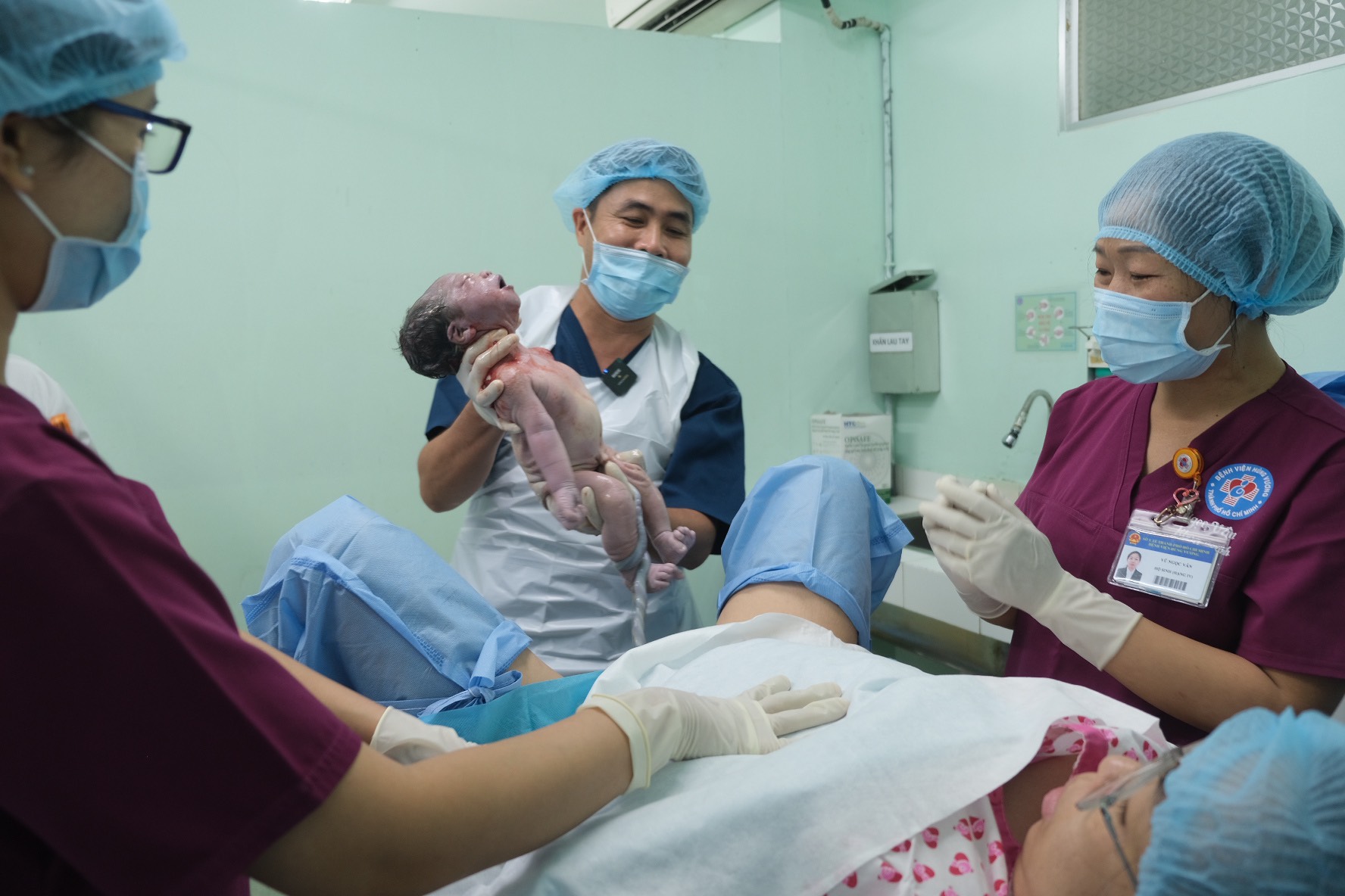 Đón những công dân nhí đầu tiên trong phút chuyển giao năm mới 2024 - Ảnh 1.