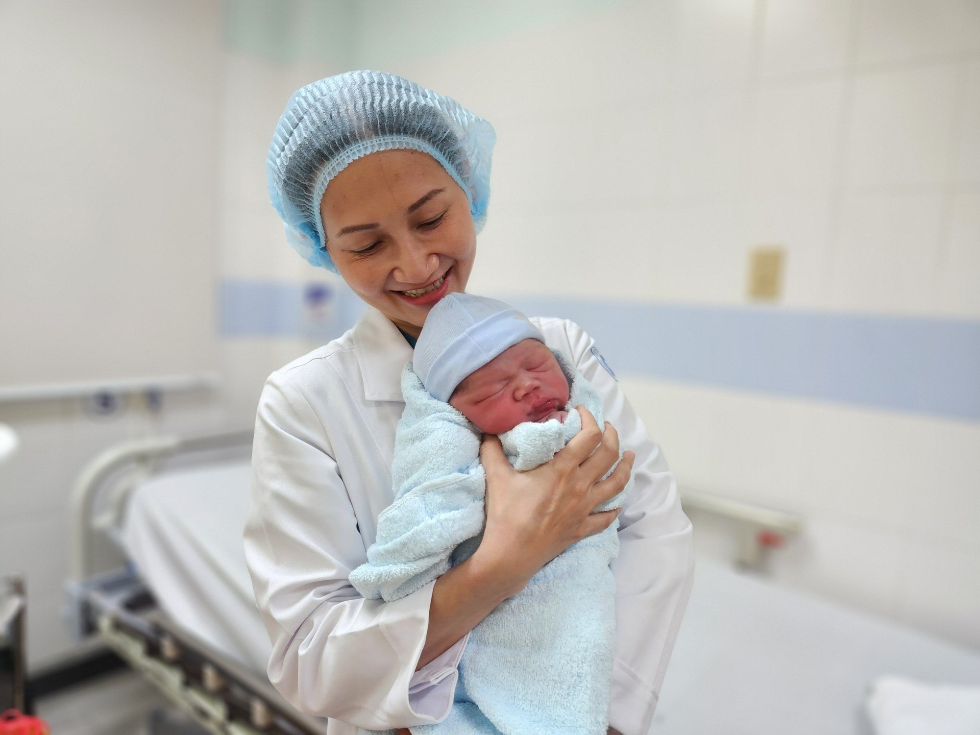Đón những công dân nhí đầu tiên trong phút chuyển giao năm mới 2024 - Ảnh 8.