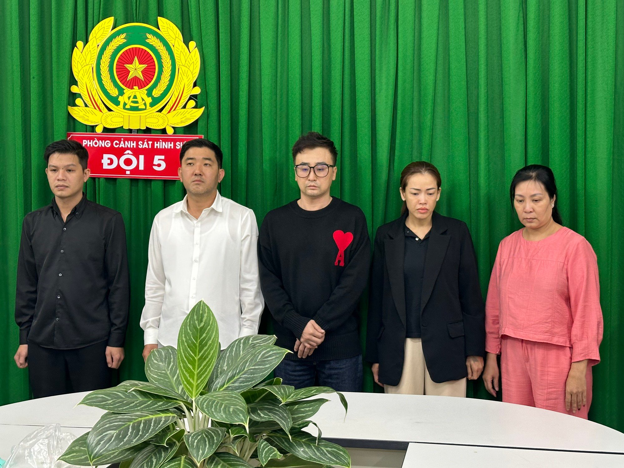 Tiếp viên nhà hàng JOY ở TP.HCM &quot;tới bến&quot; với khách người nước ngoài giá 3,8 triệu hoạt động ra sao? - Ảnh 1.