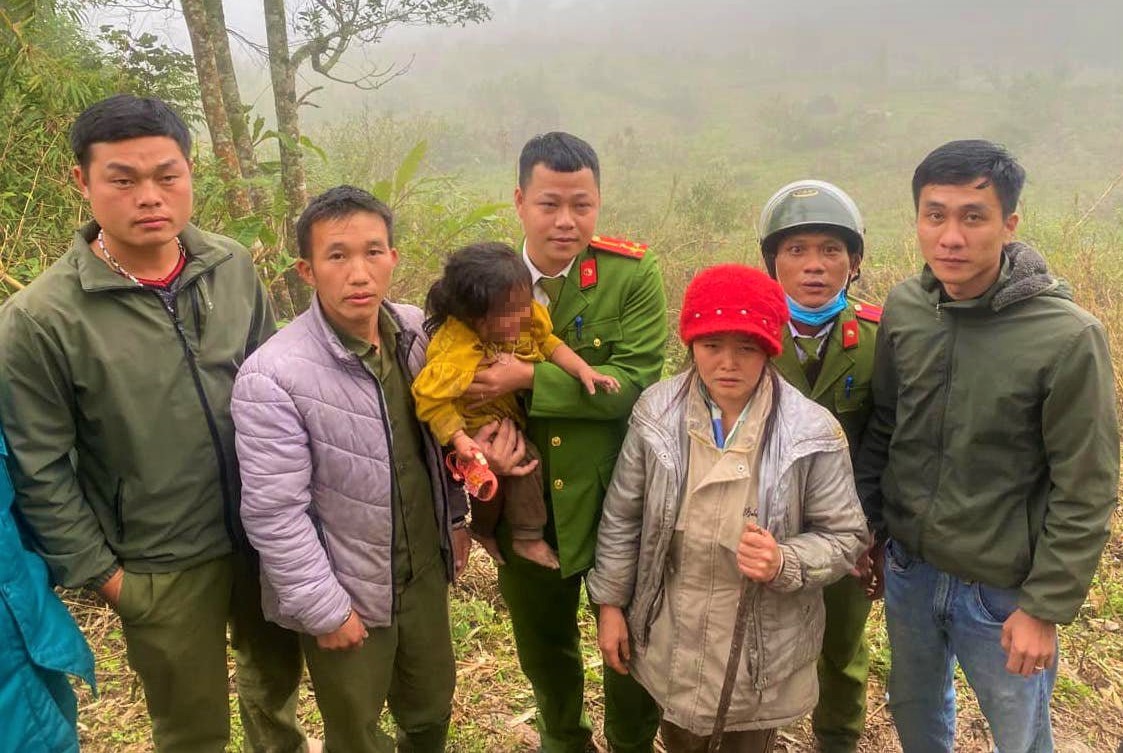Nghệ An: Bé gái 2 tuổi được cho mất tích được tìm thấy trong rừng- Ảnh 1.