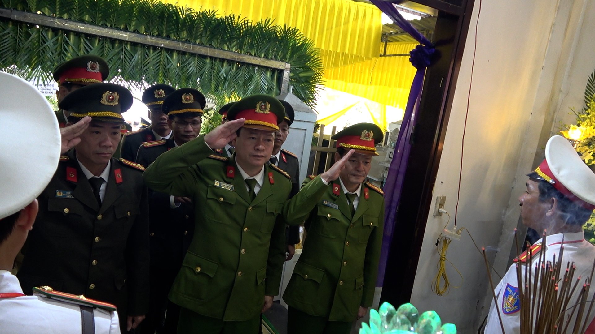 TIN NÓNG 24 GIỜ QUA: Chồng tử vong dưới giếng sau khi chém vợ; cảnh sát nổ súng bắt 2 kẻ cướp- Ảnh 7.
