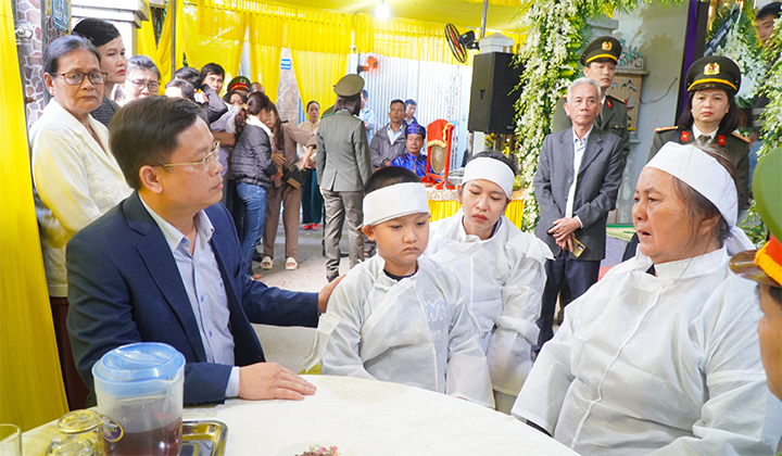 Người dân nghẹn ngào kể về tấm gương Phó trưởng Công an phường ở Huế hy sinh khi làm nhiệm vụ- Ảnh 1.