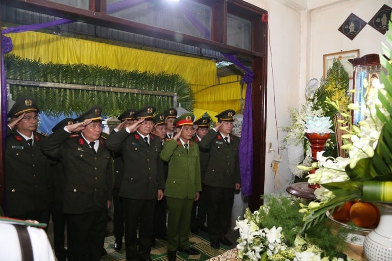 Người dân nghẹn ngào kể về tấm gương Phó trưởng Công an phường ở Huế hy sinh khi làm nhiệm vụ- Ảnh 2.