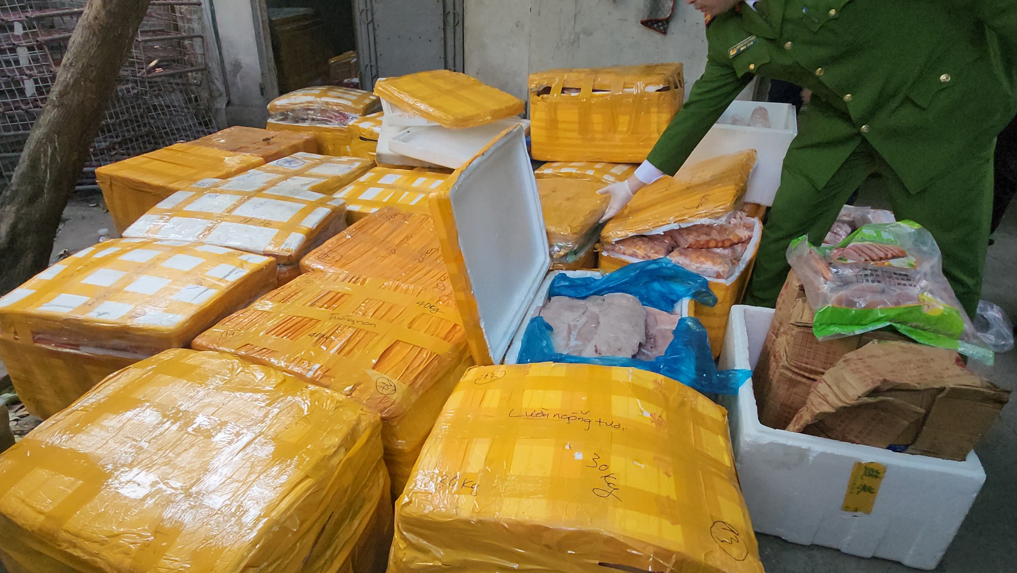 Ngăn thực phẩm bẩn lên mâm cơm ngày tết - Ảnh 3.