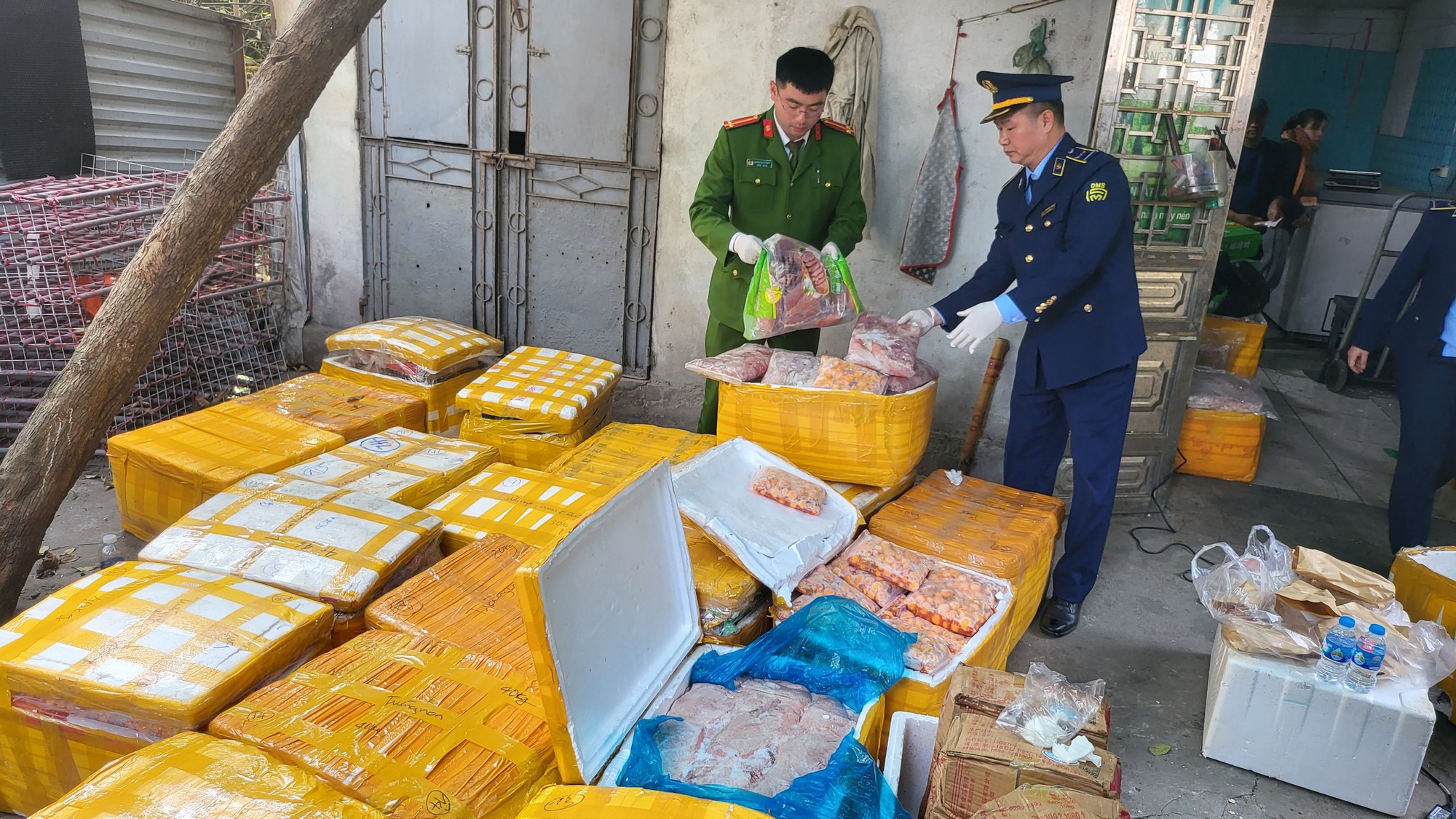 Ngăn thực phẩm bẩn lên mâm cơm ngày tết - Ảnh 2.