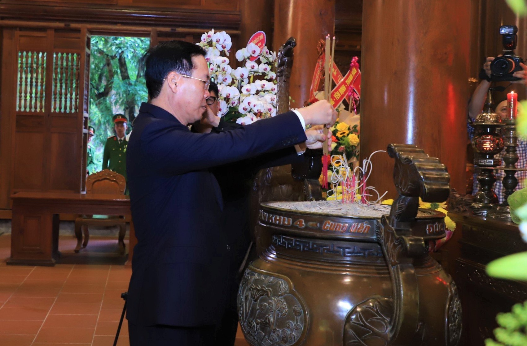 Chủ tịch nước Võ Văn Thưởng dâng hương tưởng niệm Chủ tịch Hồ Chí Minh và Tổng Bí thư Lê Hồng Phong- Ảnh 2.