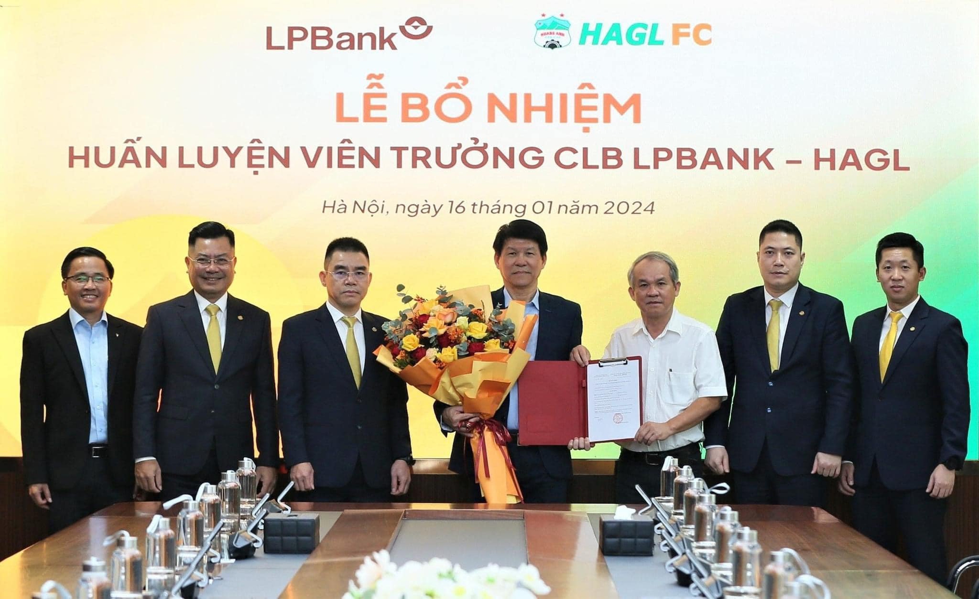 HLV Vũ Tiến Thành nói gì trong ngày ngồi “ghế nóng” HAGL?- Ảnh 1.