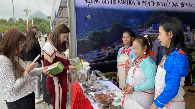 Sôi động không gian trưng bày, triển lãm ảnh, văn hóa, các sản phẩm OCOP nhân kỷ niệm 20 năm thành lập tỉnh Lai Châu- Ảnh 7.