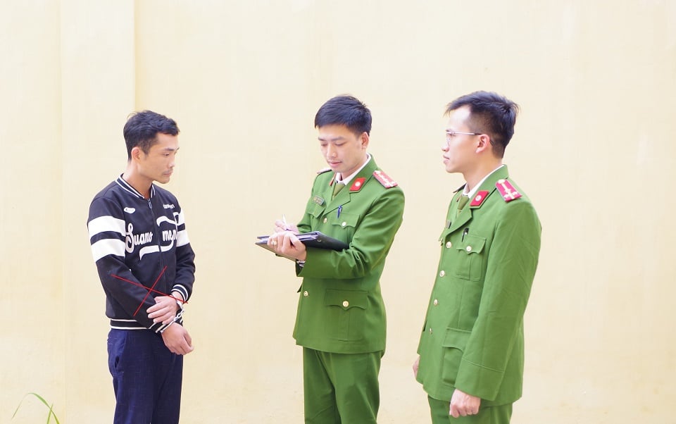 Giả danh công an ép người dân nộp 5 triệu đồng và 1 điện thoại IPhone để "chạy án"- Ảnh 1.