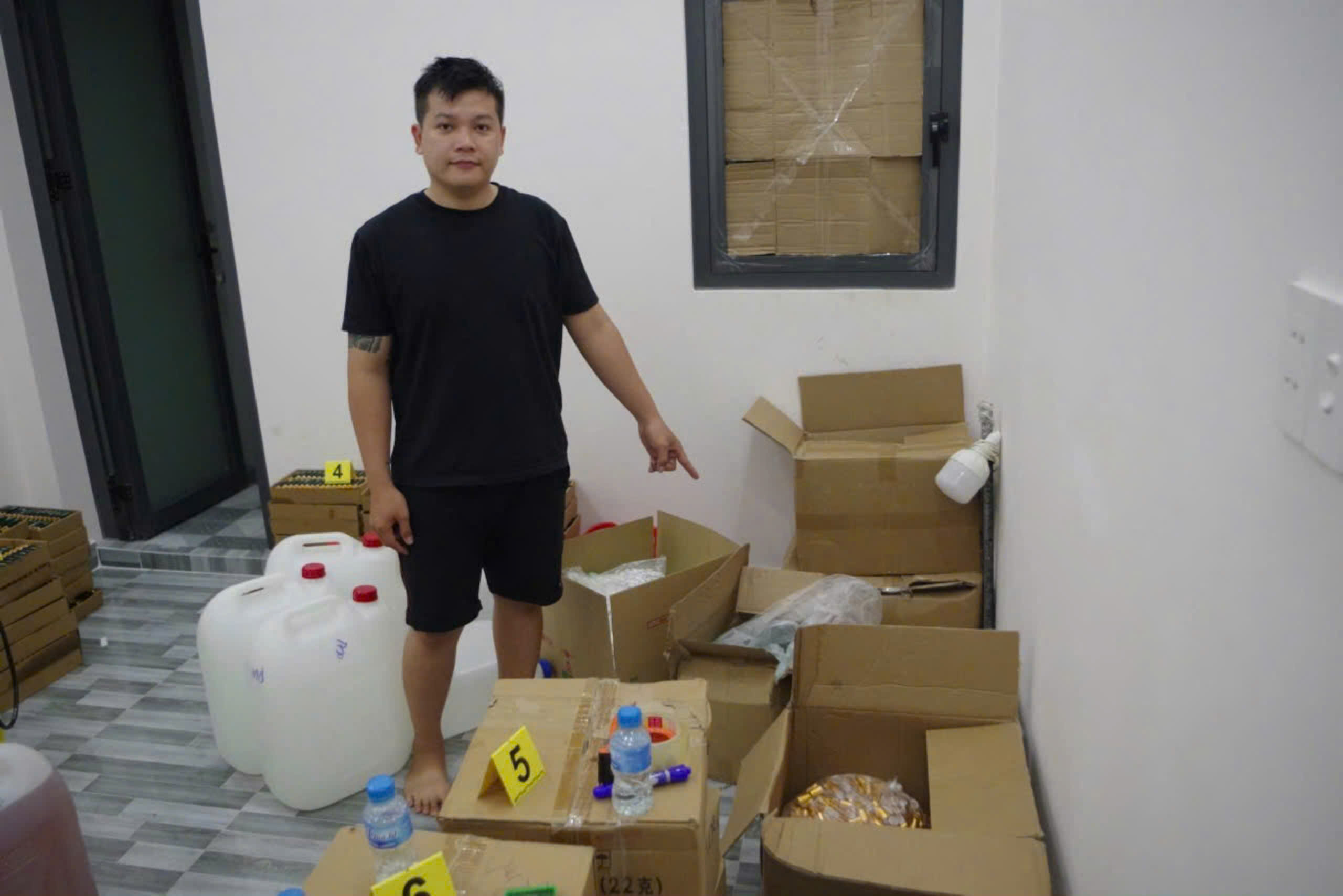 Long An: Bắt tạm giam 3 đối tượng thuê nhà sản xuất dầu gió giả - Ảnh 1.