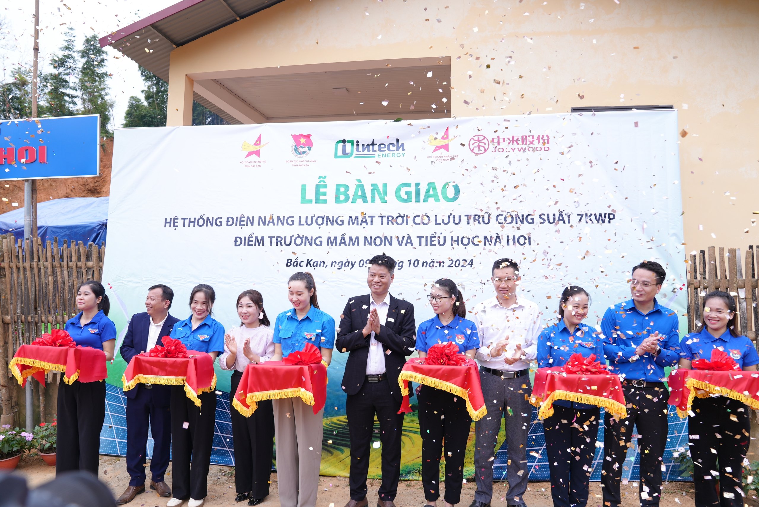 Intech Energy bàn giao hệ thống điện mặt trời 7kWp cho hai điểm trường - Ảnh 1.