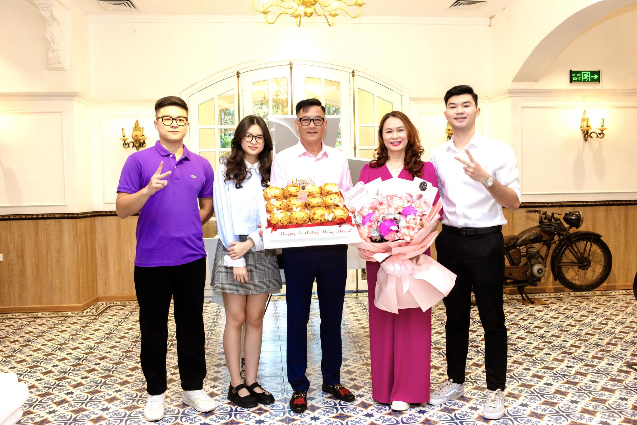 Gia đình toàn "cực phẩm" của HLV Lê Huỳnh Đức: Vợ đẹp, con cái giỏi giang - Ảnh 1.