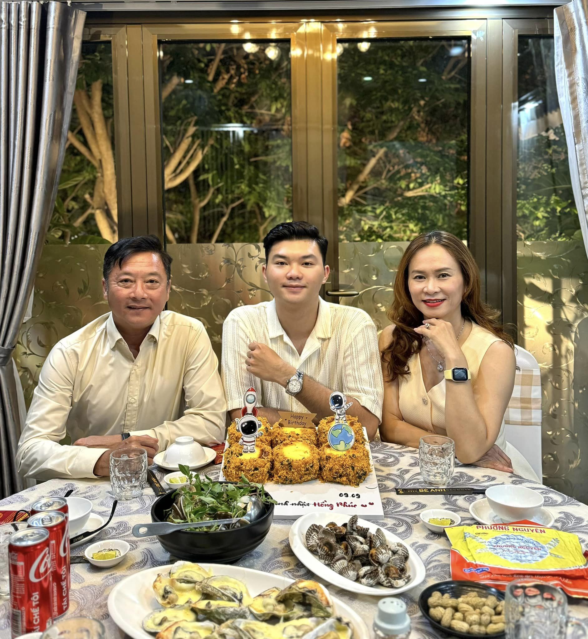 Gia đình toàn "cực phẩm" của HLV Lê Huỳnh Đức: Vợ đẹp, con cái giỏi giang - Ảnh 3.