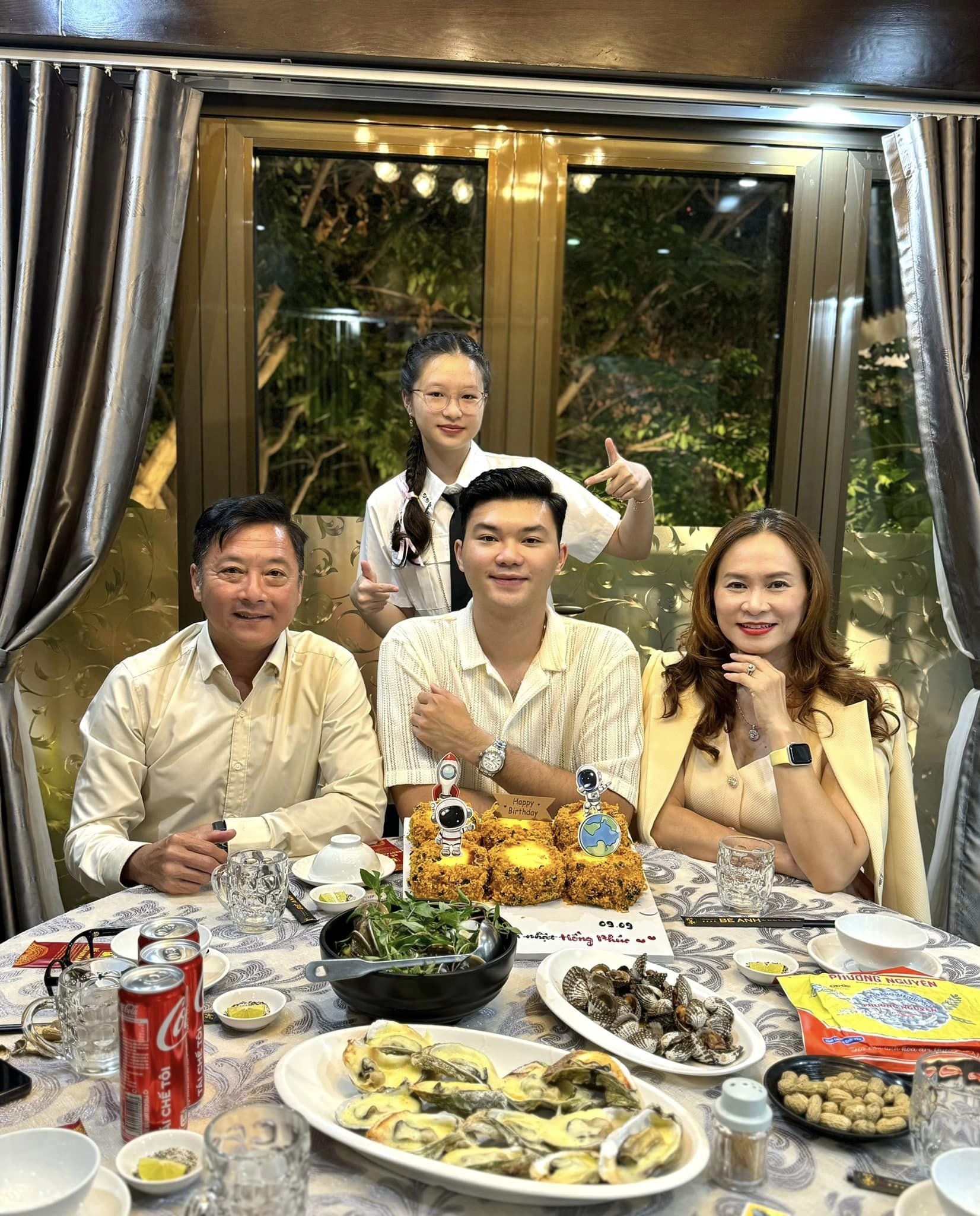 Gia đình toàn "cực phẩm" của HLV Lê Huỳnh Đức: Vợ đẹp, con cái giỏi giang - Ảnh 5.