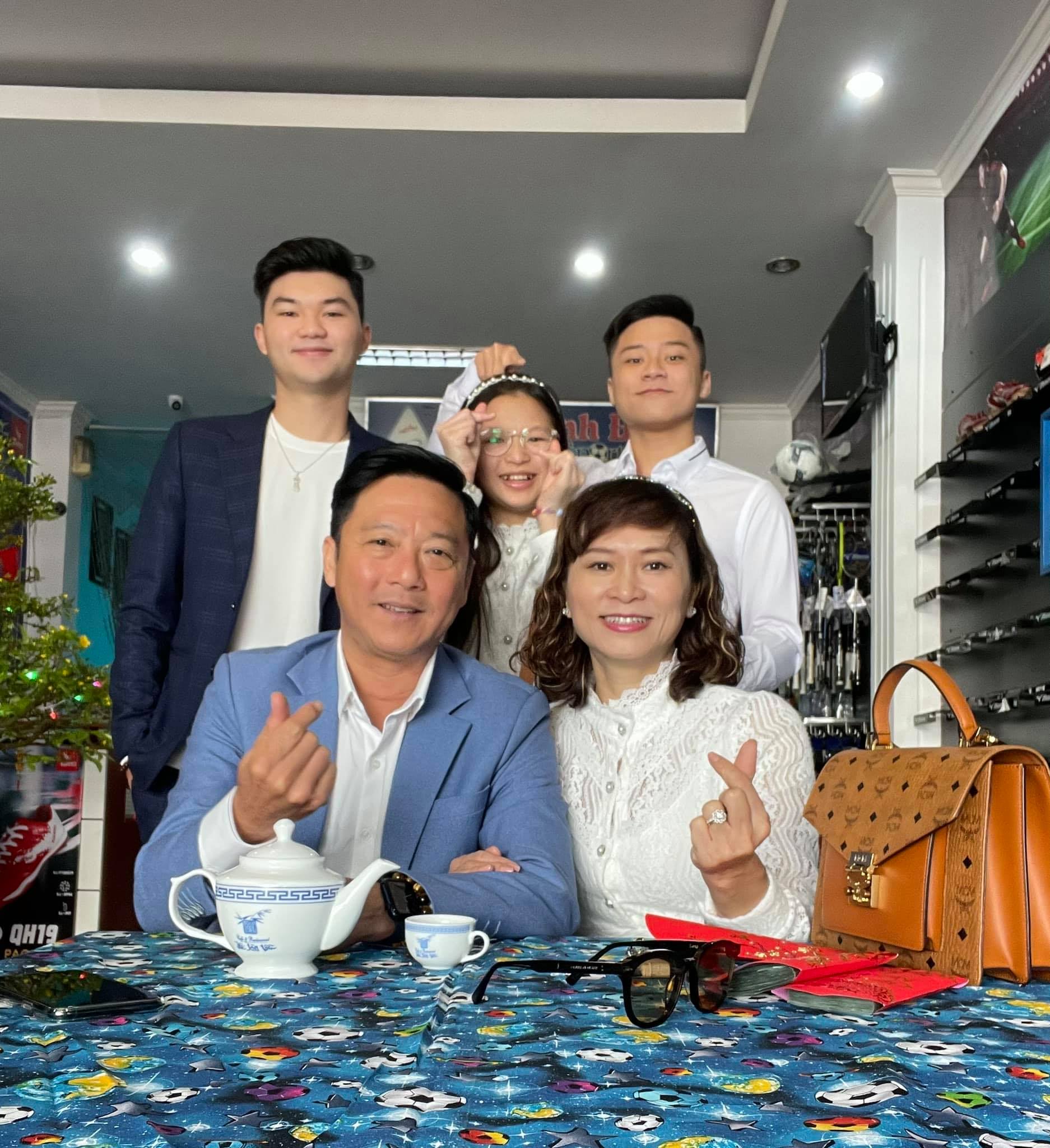 Gia đình toàn "cực phẩm" của HLV Lê Huỳnh Đức: Vợ đẹp, con cái giỏi giang - Ảnh 12.