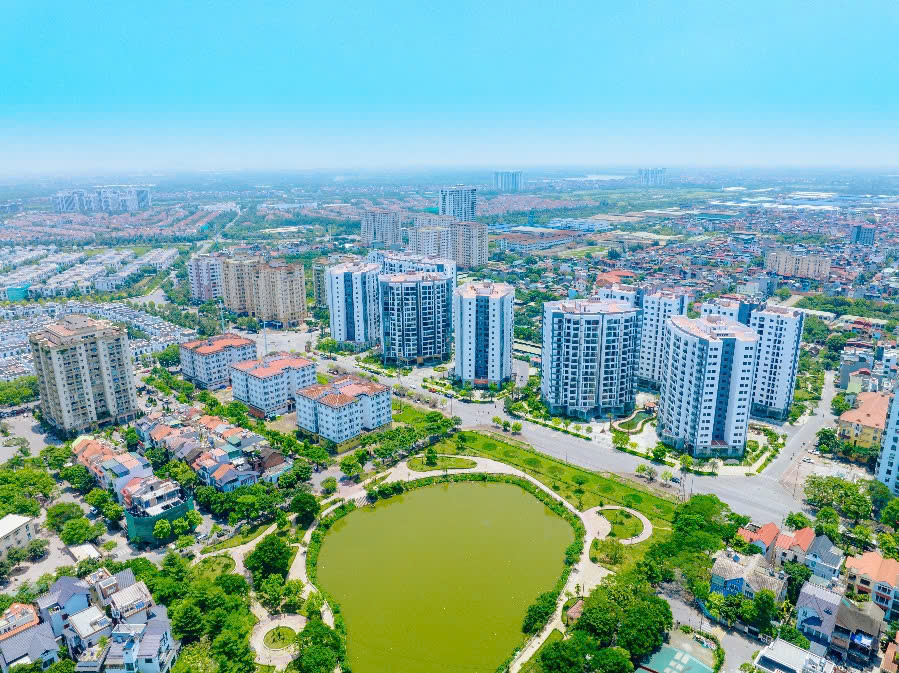 Giá bán căn hộ tại Hà Nội miệt mài tạo đỉnh, TP.HCM diễn biến trái chiều - Ảnh 1.