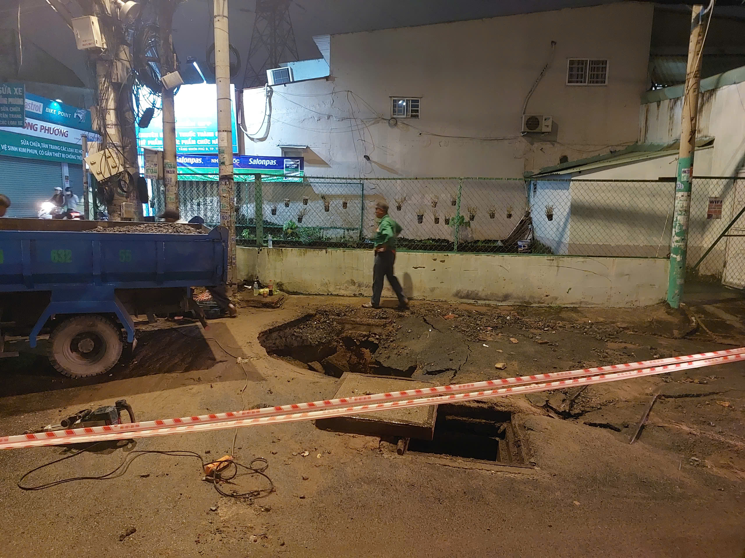 Cận cảnh "hố tử thần" xuất hiện giữa đường trong cơn mưa lớn gây ngập ở Thủ Đức - Ảnh 1.