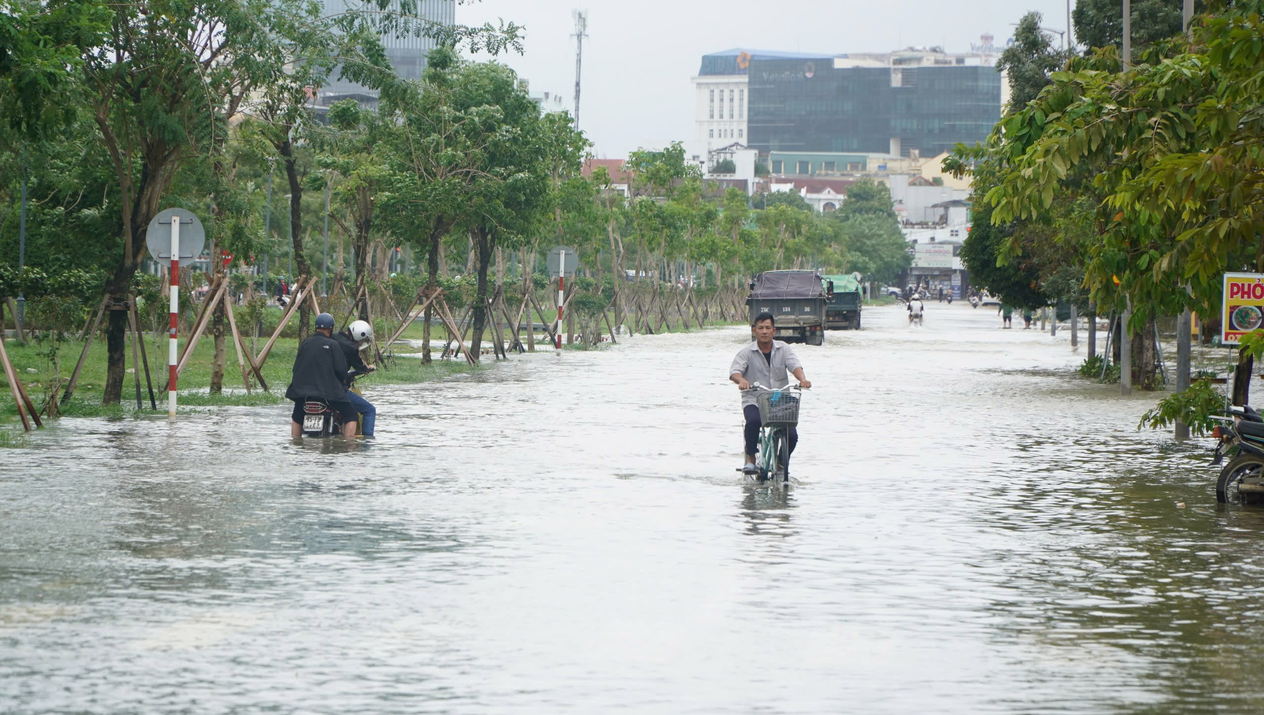 Dự báo mưa lớn gây lũ, hồ chứa lớn nhất Thừa Thiên Huế vận hành điều tiết nước- Ảnh 1.